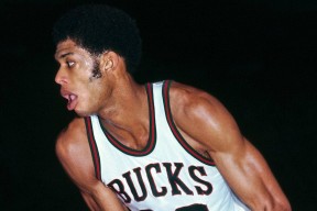 穆古鲁扎重返赛场，反败为胜首场状态出色，雄鹿观众沸腾！上演精彩一战的简单介绍-爱游戏App